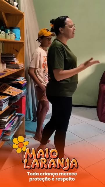Educadora conduz atividade de proteção infantil durante o Maio Laranja
