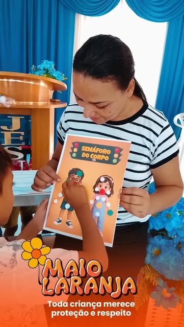 Educadora usa material ilustrado sobre proteção do corpo em atividade do Maio Laranja